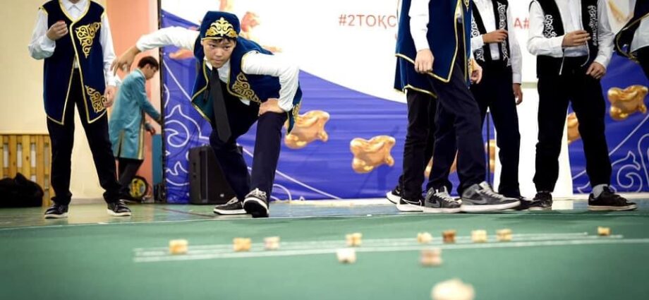 «Біртұтас тәрбие” бағдарламасы аясында, Ұлы Жеңістің 80 жылдығына орай ұйымдастырылған қазақтың ұлттық ойыны “Асық атудан”сайыс болып өтті